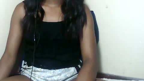 lovelylarra online show from December 17, 2025, 8:42 am