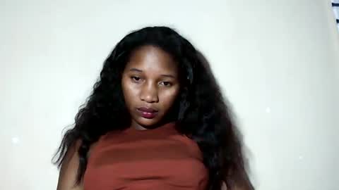 lovelylarra online show from May 20, 2026, 8:04 pm