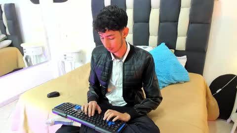 loverisu online show from February 25, 2025, 8:19 pm