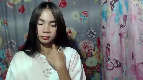 loving_rhean online show from May 6, 2026, 11:48 am