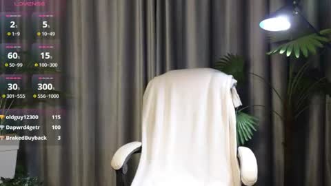 Snapshot of lowkeywild_ chatting on July 7, 2026, 7:23 am lowkeywild_ online show from July 7, 2026, 7:23 am