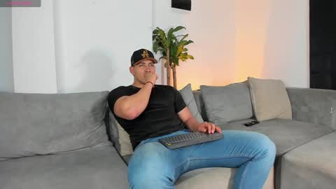 Snapshot of lucasanto_ chatting on December 4, 2024, 3:48 am LUCA SANTOS online show from December 4, 2024, 3:48 am