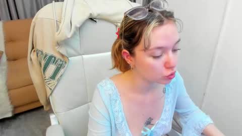 Snapshot of lucia_copper chatting on December 4, 2025, 12:03 pm lucia_copper online show from December 4, 2025, 12:03 pm