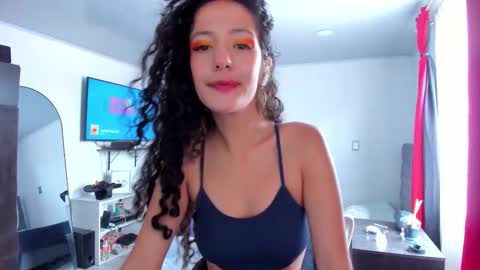 Lucia online show from November 3, 2025, 3:57 pm