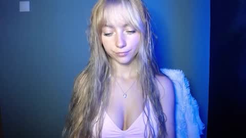 Snapshot of luciacam20 chatting on September 22, 2025, 1:35 pm Lucy online show from September 22, 2025, 1:35 pm