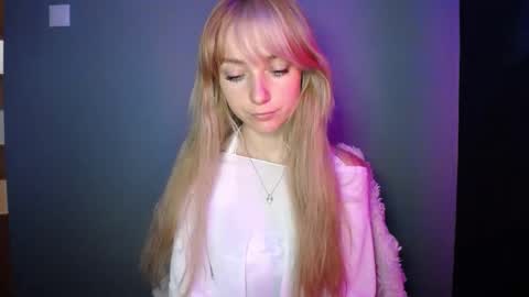 Snapshot of luciacam20 chatting on September 23, 2025, 12:19 pm Lucy online show from September 23, 2025, 12:19 pm