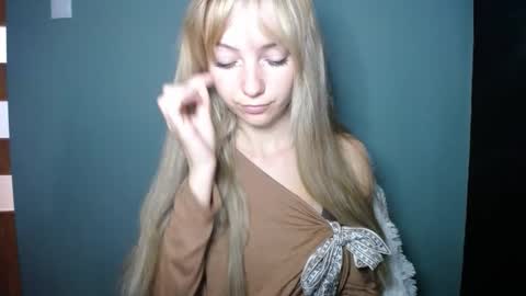 Snapshot of luciacam20 chatting on September 25, 2025, 7:34 am Lucy online show from September 25, 2025, 7:34 am