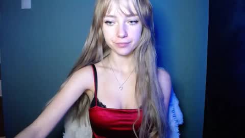 Snapshot of luciacam20 chatting on October 17, 2025, 12:30 pm Lucy online show from October 17, 2025, 12:30 pm