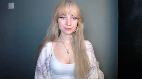 Snapshot of luciacam20 chatting on November 18, 2025, 7:40 pm Lucy online show from November 18, 2025, 7:40 pm