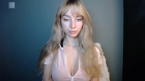 Snapshot of luciacam20 chatting on December 16, 2025, 1:27 pm Lucy online show from December 16, 2025, 1:27 pm