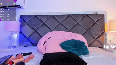 Lucia online show from November 27, 2025, 1:35 pm