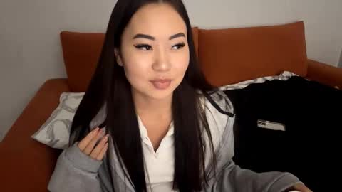 Snapshot of lucialostroh chatting on November 7, 2025, 2:39 pm Kira online show from November 7, 2025, 2:39 pm