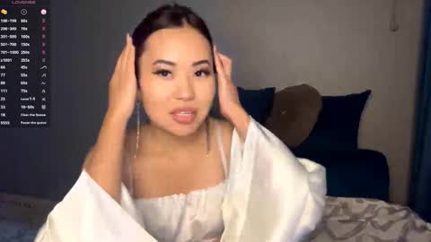 Snapshot of lucialostroh chatting on December 15, 2025, 4:55 pm Kira online show from December 15, 2025, 4:55 pm