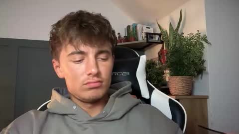 Snapshot of luciancrowe chatting on September 10, 2025, 7:36 pm Lucian online show from September 10, 2025, 7:36 pm