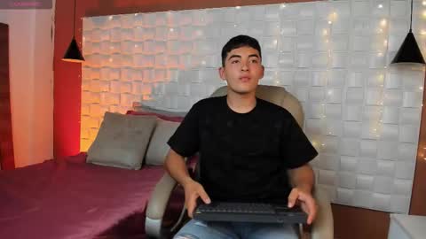 Snapshot of luciano_ciro chatting on February 24, 2026, 3:04 am Luciano online show from February 24, 2026, 3:04 am