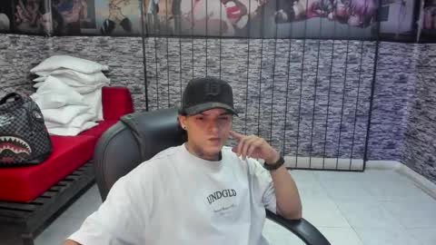 Snapshot of luckyy_boy_ chatting on April 23, 2026, 10:01 pm Lucky online show from April 23, 2026, 10:01 pm