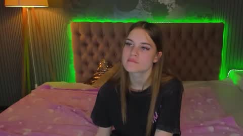 Snapshot of luisaclover chatting on November 18, 2025, 2:43 pm LuisaClover online show from November 18, 2025, 2:43 pm