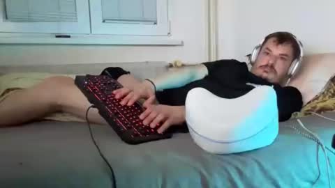 Lukas  online show from December 17, 2025, 2:28 am