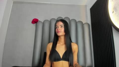 luna_bella_23 online show from April 30, 2026, 3:24 am