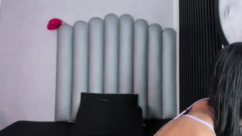 luna_bella_23 online show from May 6, 2026, 3:24 am