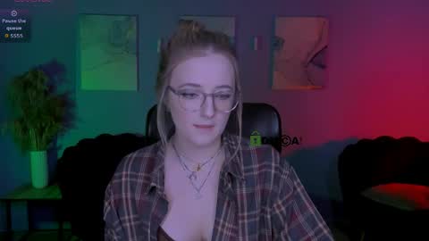 luna_berryy online show from April 4, 2026, 7:55 pm