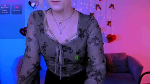 luna_berryy online show from April 15, 2026, 7:21 pm