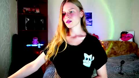 luna_evan online show from September 24, 2025, 8:50 am