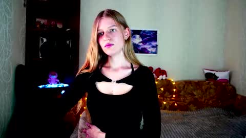 luna_evan online show from October 3, 2025, 10:23 am