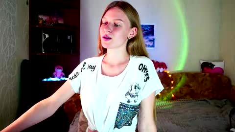 luna_evan online show from October 7, 2025, 9:28 am