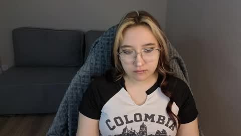 Snapshot of luna_host chatting on April 2, 2026, 1:36 am Luna Host online show from April 2, 2026, 1:36 am