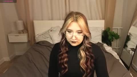 Snapshot of luna_host chatting on May 20, 2026, 1:45 am Luna Host online show from May 20, 2026, 1:45 am
