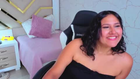 Luna  Jonez  online show from November 24, 2025, 2:17 pm