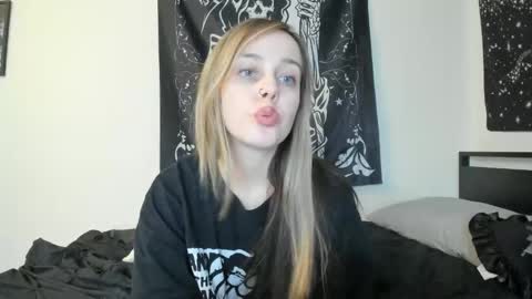 Luna online show from November 4, 2025, 1:59 am