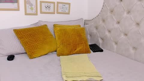 luna_valle online show from February 3, 2025, 11:15 pm