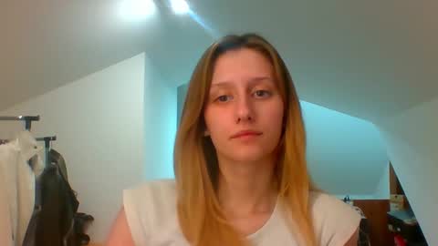 L U N A  online show from January 15, 2025, 6:08 pm