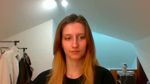 L U N A  online show from March 5, 2025, 6:34 pm
