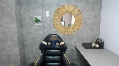 lunaa_m_ online show from February 5, 2025, 12:20 am