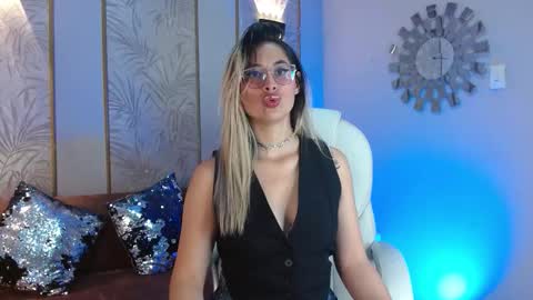 Luna online show from October 19, 2025, 3:51 am