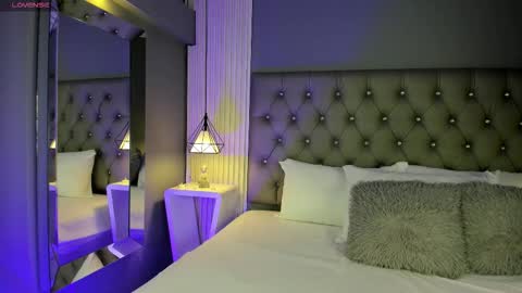 Luna  online show from November 24, 2025, 5:01 pm