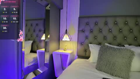 Luna  online show from December 21, 2025, 11:39 am