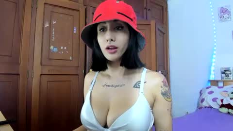 lunacristal_moon online show from September 12, 2025, 6:02 am