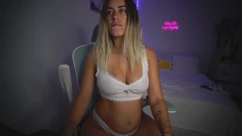 Snapshot of lunaink_ chatting on October 23, 2025, 10:08 pm Laura online show from October 23, 2025, 10:08 pm