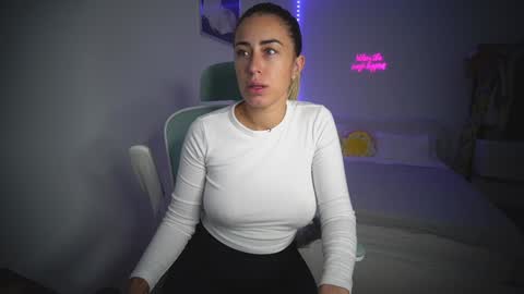 Snapshot of lunaink_ chatting on November 5, 2025, 11:32 am Laura online show from November 5, 2025, 11:32 am