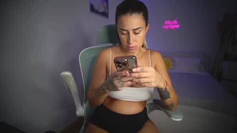 Snapshot of lunaink_ chatting on November 14, 2025, 11:53 am Laura online show from November 14, 2025, 11:53 am