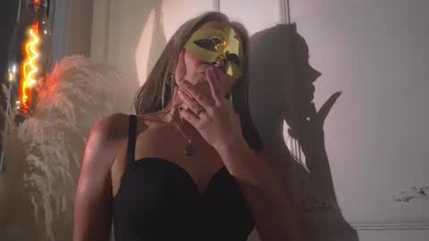 lunamisteriosa_ online show from December 23, 2025, 10:02 am