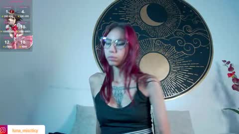 Luna online show from September 19, 2025, 7:36 pm