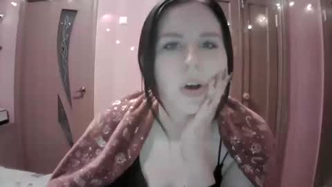 lunamystique_ online show from January 29, 2025, 8:35 pm