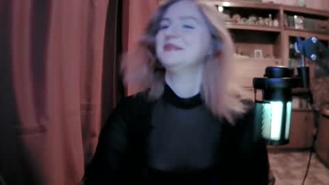 lunamystique_ online show from February 5, 2026, 8:46 pm