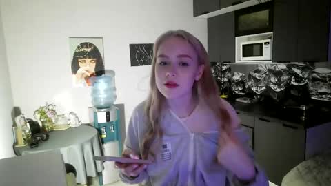 lunapeony online show from February 5, 2026, 4:11 pm