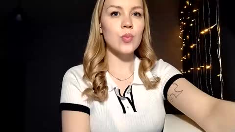 lunapeony online show from March 18, 2026, 8:23 pm